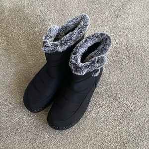 New boots, never worn. Size 41 but fits like a 40.